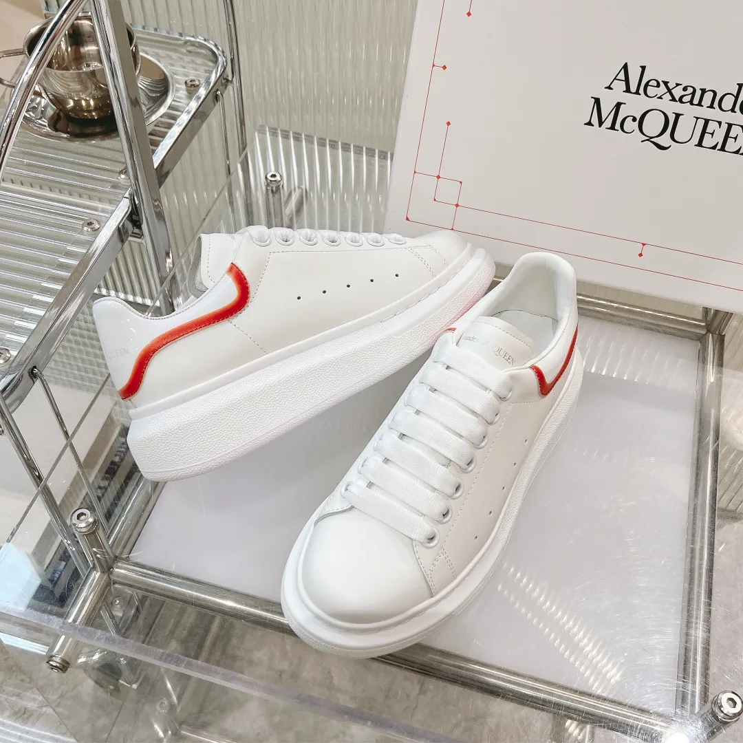 👟👟Ex-factory price 440👟👟 Men's size +10 (high version + 60 men's size plus 10) The latest addition to the counter is the top high-end version of Alexander McQueen·Alexander McQueen 2023 new wide sports shoes, white shoes and casual shoes👟New colors! The rear tail is really unique and pretty, I love it at first sight! 😍Top version! 👍🏻I won’t introduce too much about the style of this shoe. It will never go out of style year after year in spring, summer, autumn and winter. It is a super versatile style and has always been in hot demand. 🔸Upper: original custom-made latest silk cowhide 🔸Inner lining: cowhide foot pads + top-grade highly breathable mesh ��Outsole: the latest original open mold one-to-one precision mold PU vacuum outsole 🔸Female model 34-41 (customized at 34.40.41) 🔸Men's model 38-45 (customized at 38 45)